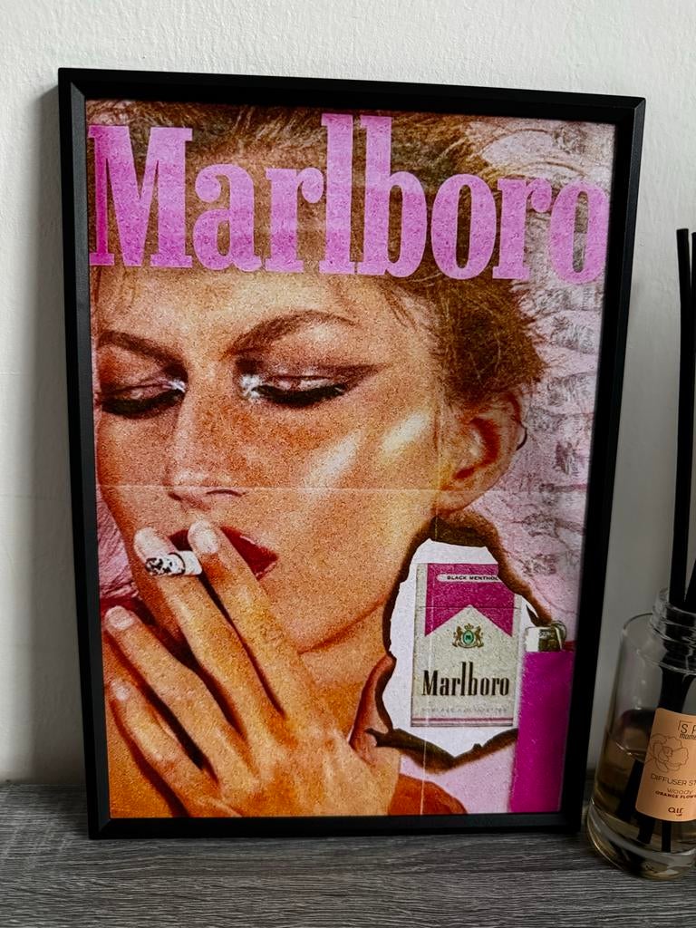 Roze Marlboro Poster Ingelijst 21x30cm, Met lijst, A4 of kleiner, Ophalen of Verzenden, Reclame