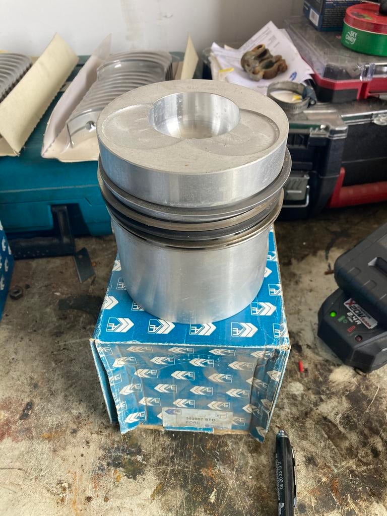 Ford diesel 2700 serie zuigers bussen, Ophalen