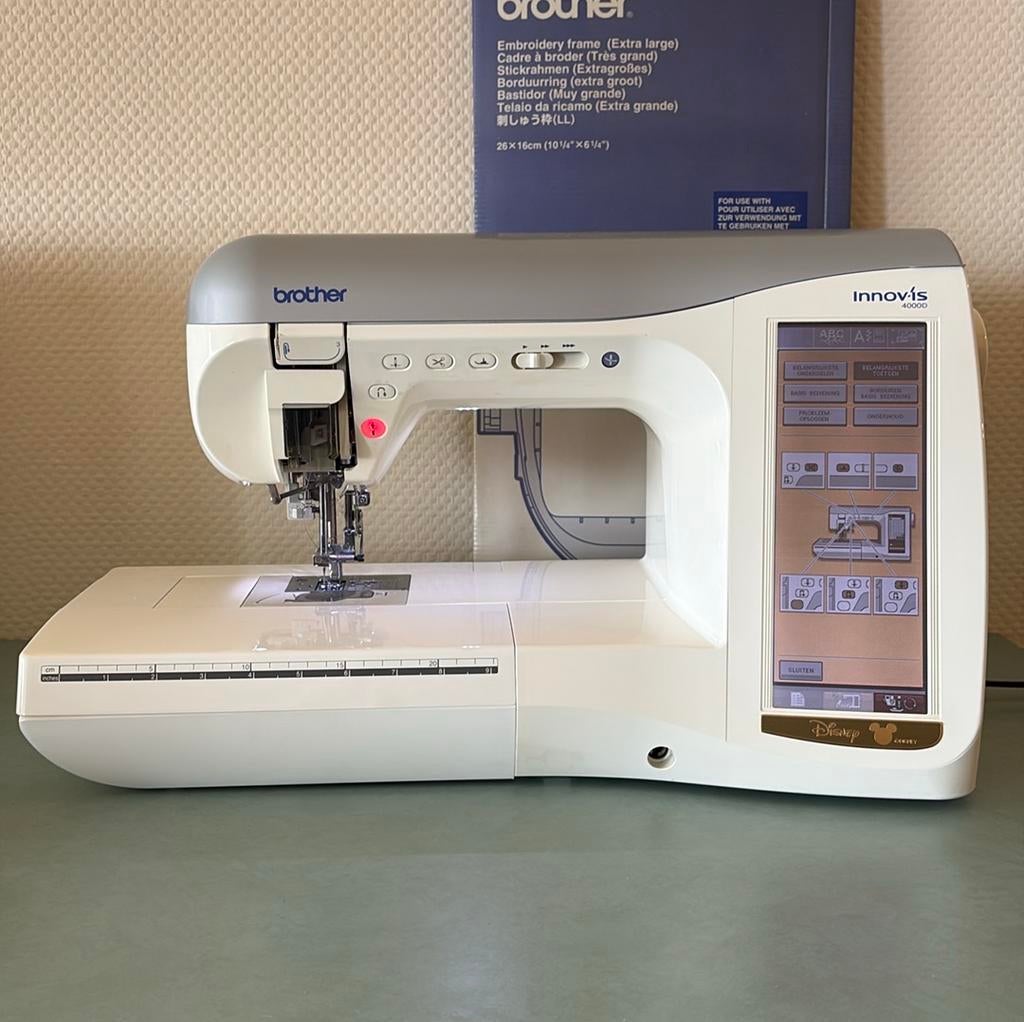 Brother Innovis 4000D Disney Borduurmachine zeer compleet, Hobby en Vrije tijd, Borduren en Borduurmachines, Gebruikt, Borduurmachine