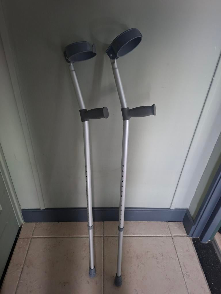 Loop krukken in hoogte verstelbaar, Diversen, Verpleegmiddelen, Ophalen, Zo goed als nieuw