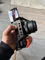 Sony ZVE10 + kit lens + Jlwin camera cage, Audio, Tv en Foto, 20x of meer, Ophalen of Verzenden, Zo goed als nieuw, Sony