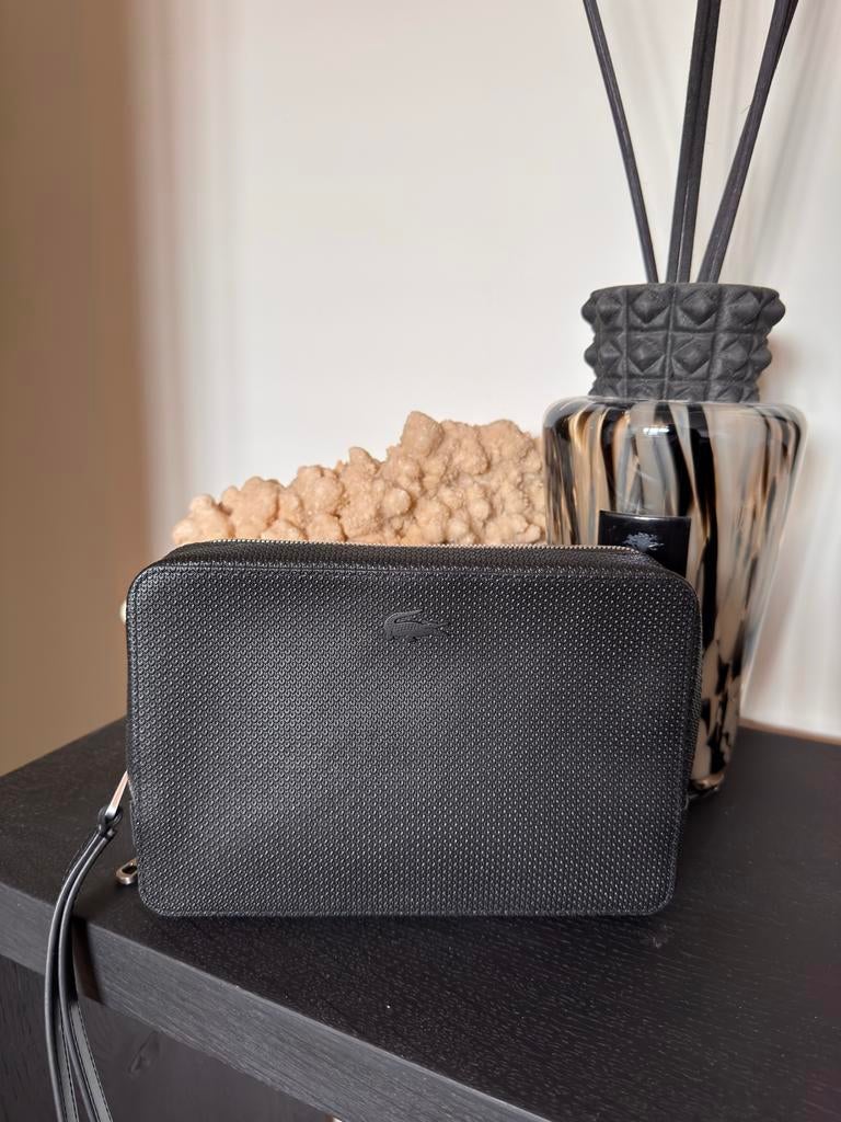 Lacoste Chantaco Piqué Leren clutch/Tasje met Rits z.g.a.n., Sieraden, Tassen en Uiterlijk, Tassen | Damestassen, Ophalen, Zo goed als nieuw