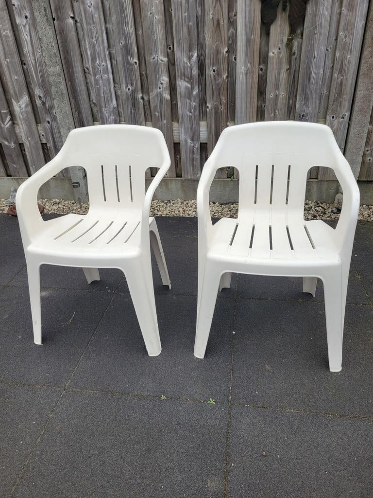 2 witte kunststof tuin kuipstoeltjes, Ophalen, Gebruikt, Kunststof, Stapelbaar