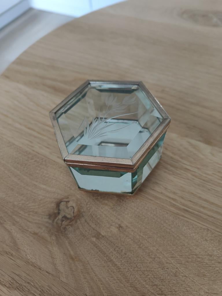Mooi glas geslepen sieraden doosje met bloemetje zgan, Ophalen of Verzenden, Zo goed als nieuw, Glas of Kopje
