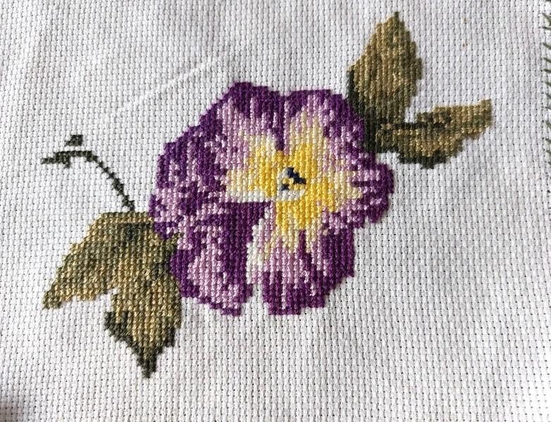 Geborduurde paarse bloem, Hobby en Vrije tijd, Ophalen of Verzenden, Nieuw, Handborduren, Overige typen