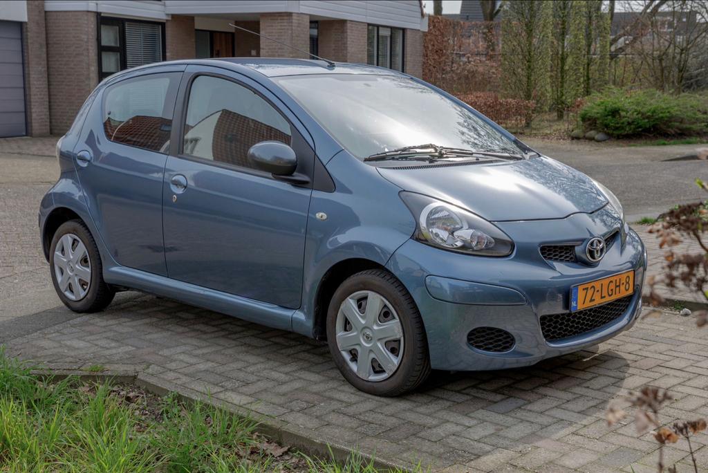 Toyota Aygo 1.0 12V Vvt-i 5DRS 2010 Blauw, Voorwielaandrijving, 68 pk, Origineel Nederlands, Handgeschakeld