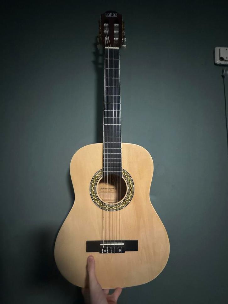 Lapaz rechtshandige gitaar met capo en plectrums, Muziek en Instrumenten, Snaarinstrumenten | Gitaren | Akoestisch, Gebruikt, Klassieke of Spaanse gitaar