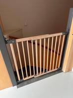 2x Babydan Flexifit Deluxe Hout Traphekje - 40 euro per stuk, Ophalen, 100 tot 115 cm, Zo goed als nieuw, Schroefhekje