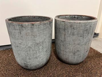 Twee bloempotten (mintgroen/bruin) beschikbaar voor biedingen