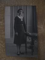 Vintage portret foto vrouw 3, Verzamelen, Foto's en Prenten, 1940 tot 1960, Foto, Zo goed als nieuw, Verzenden