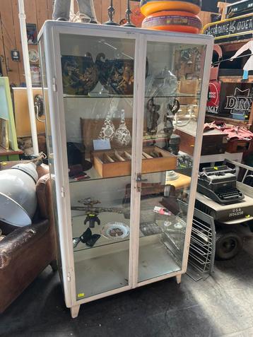 Oude metalen apothekerskast beschikbaar voor biedingen