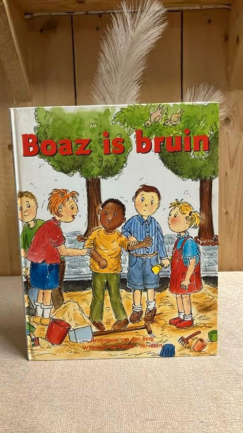 KR-7 Annemarievan den Berg Willemijn vd Weerd- Boaz is bruin, Boeken, Kinderboeken | Jeugd | onder 10 jaar, Zo goed als nieuw