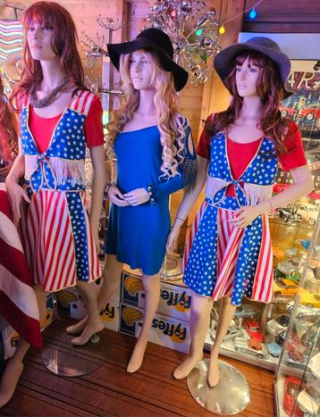FIFTIES SIXTIES ETALAGE POPPEN VOOR DECORATIE IN UW MANCAVE  beschikbaar voor biedingen