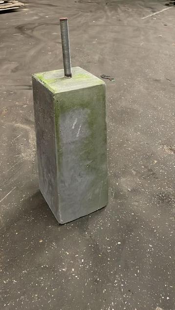 Betonnen Poer Antraciet met Draadeind beschikbaar voor biedingen