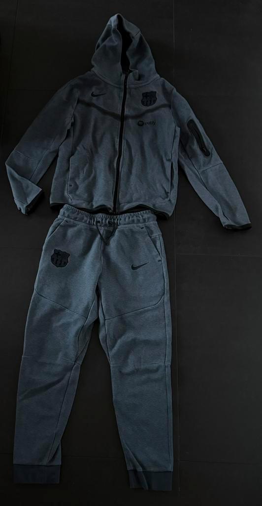 FC Barcelona Nike Tech pak, Kinderen en Baby's, Kinderkleding | Maat 164, Zo goed als nieuw, Jongen of Meisje, Setje, Ophalen of Verzenden