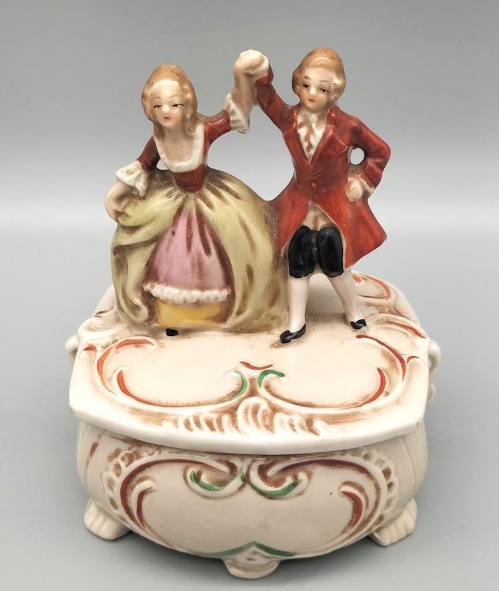 Porseleinen sieradendoosje met decoratie Rococo- of Barok., Antiek en Kunst, Antiek | Porselein, Ophalen of Verzenden