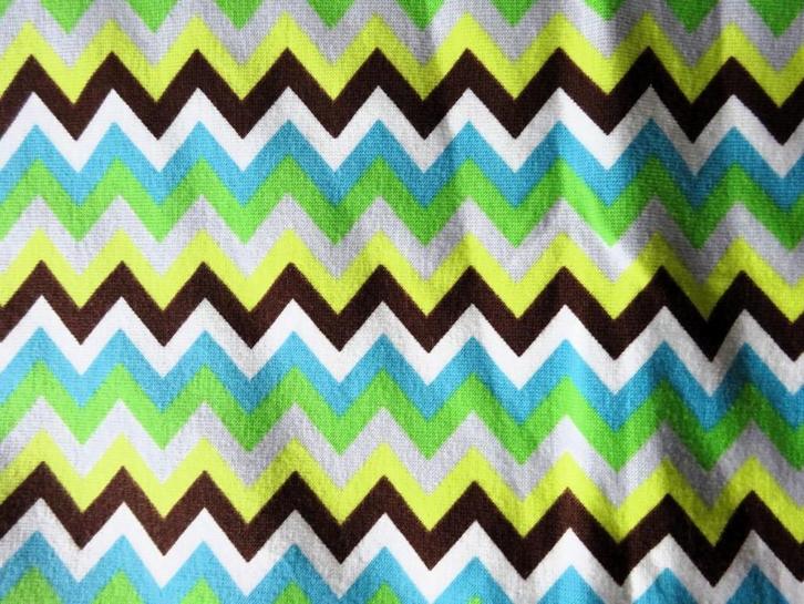 Groen blauw ea zig-zag print stretch stof lapje +/- 70x150, Hobby en Vrije tijd, Stoffen en Lappen, Gebruikt, Katoen, 30 tot 120 cm