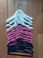 14 Kledinghangers Kinderen - Blauw & Roze, wit houten, Ophalen of Verzenden, Zo goed als nieuw