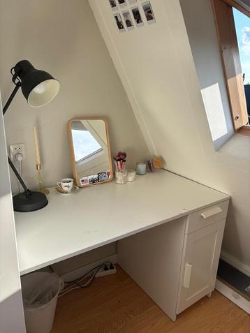 Bureau/kaptafel beschikbaar voor biedingen