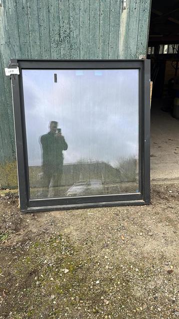 (107) Nieuw aluminium vast raamkozijn met glas beschikbaar voor biedingen