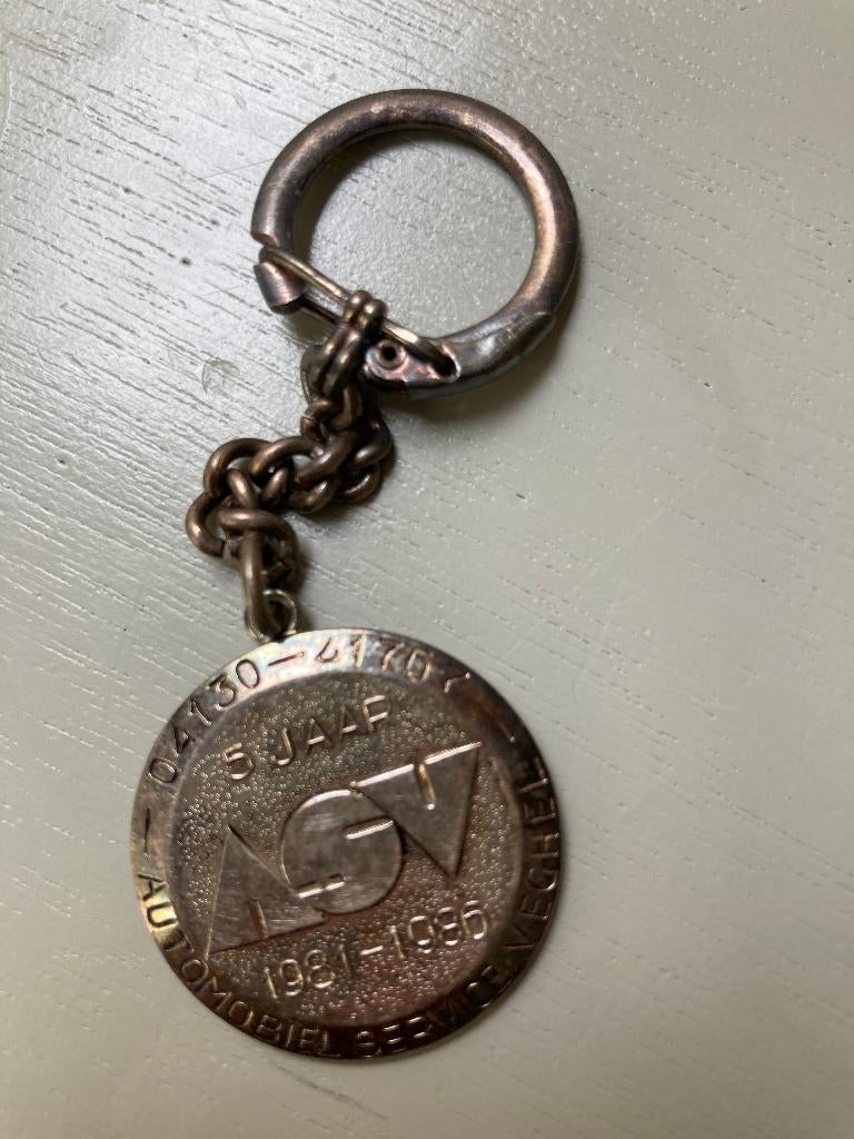 Sleutelhanger met penning van 100 jaar daemler-benz, Verzamelen, Verzenden, Zo goed als nieuw, Transport