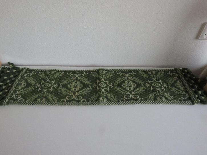 Vintage mosgroene met crème tafelloper uit Spanje van wol, Huis en Inrichting, Tafelkleden, Zo goed als nieuw, Rechthoek, Binnen