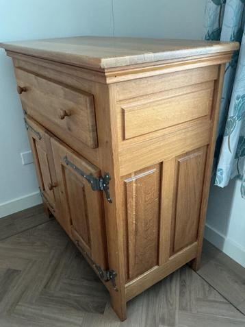 Massief eikenhouten kast. Middelgroot met lade. beschikbaar voor biedingen