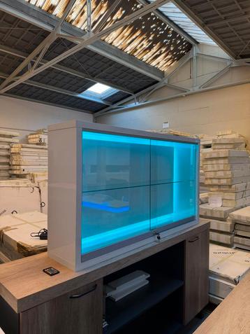 Partij Vitrine kast beschikbaar voor biedingen
