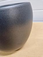 bloempot grijs bol, Ophalen of Verzenden, 'T Olde Gre-j, Info@toldegrej.nl, Endepoelstraat 20f Didam