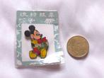 Disney Mickey Mouse with Christmas wreath pin broche vintage, Ophalen of Verzenden, Mickey Mouse, Zo goed als nieuw, Beeldje of Figuurtje