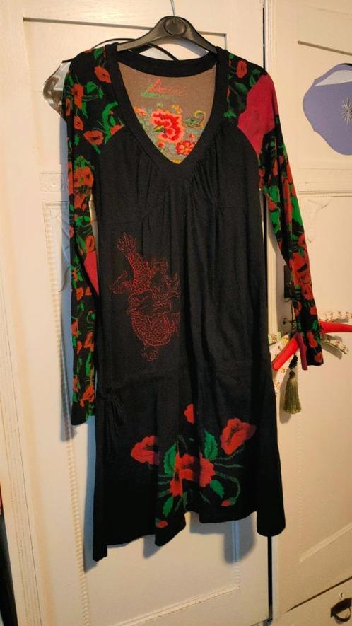 Desigual zwarte jurk met bloemen en draak. Maat M / L, Kleding | Dames, Jurken, Zo goed als nieuw, Maat 38/40 (M), Zwart, Boven de knie