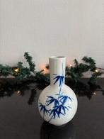 Vintage Aziatisch vaasje met plantenprint, Ophalen, Gebruikt, Wit, Aardewerk of Porselein