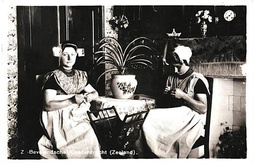 913163	Zeeland	Zuid Beveland	klederdracht	1932	Gelopen met z, Verzamelen, Ansichtkaarten | Nederland, Gelopen, Zeeland, 1920 tot 1940