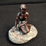 Vintage kleine bronzen - metalen zeemeermin op steen beeldje, Antiek en Kunst, Verzenden