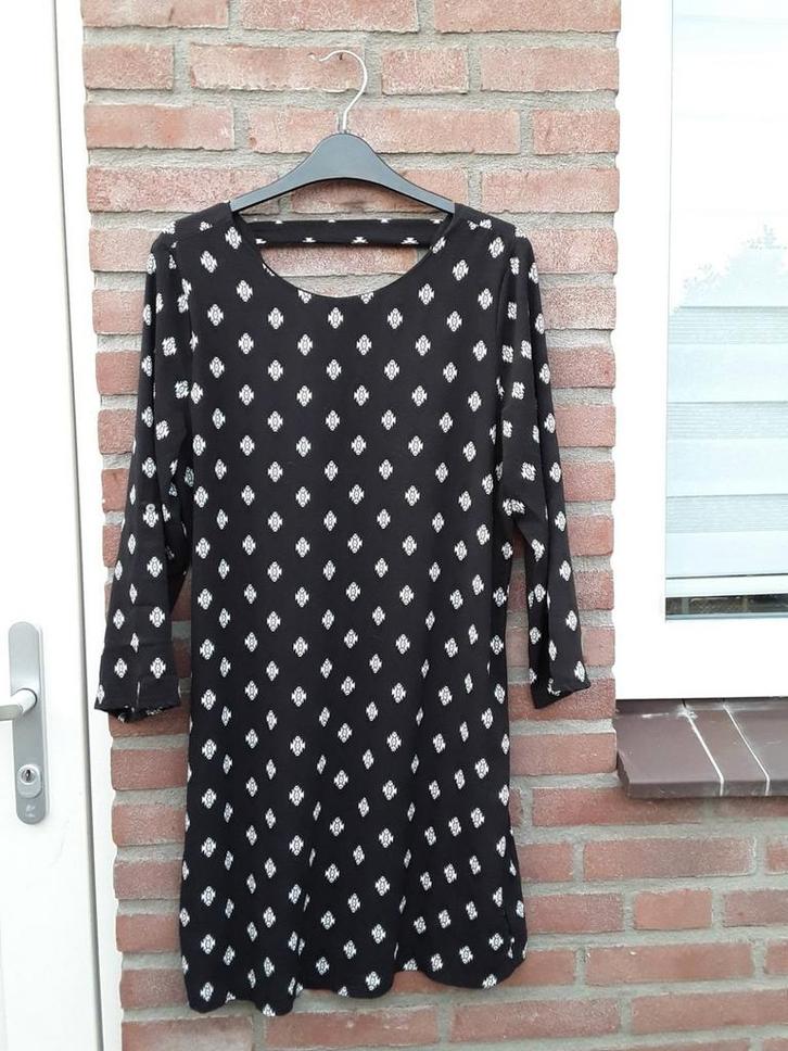 Mooi print jurk van AKOZ de tol Paris, M 3/4 mouw, Kleding | Dames, Jurken, Zo goed als nieuw, Maat 38/40 (M), Zwart, Boven de knie