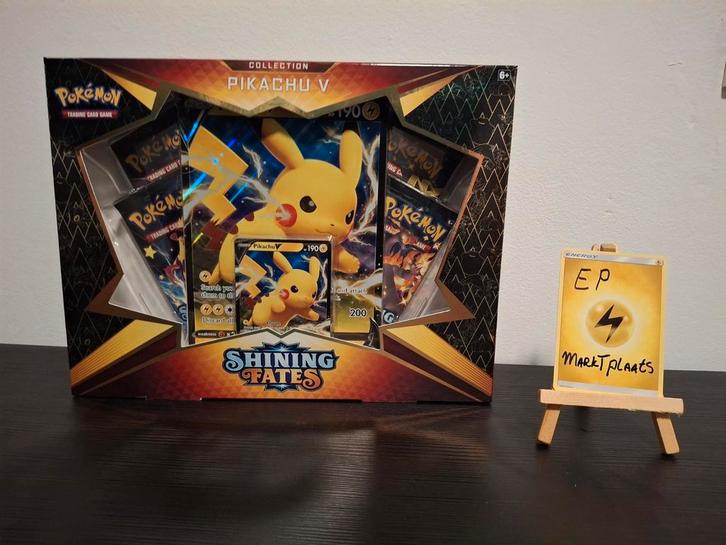 Pokemon Shining Fates Pikachu v collection, Hobby en Vrije tijd, Verzamelkaartspellen | Pokémon, Nieuw, Booster, Ophalen of Verzenden