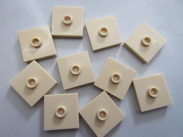 nr. 8109, 10 beige plaatjes 2x2 met 1 stud. Verzenden kan. beschikbaar voor biedingen