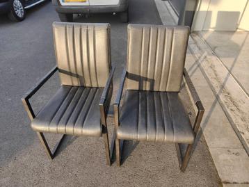 2 eetkamer stoelen beschikbaar voor biedingen