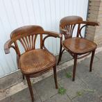 Oude stoelen, Ophalen