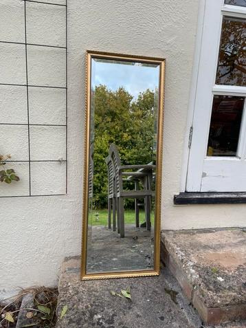 Vintage facet geslepen spiegel met goudkleurige lijst beschikbaar voor biedingen