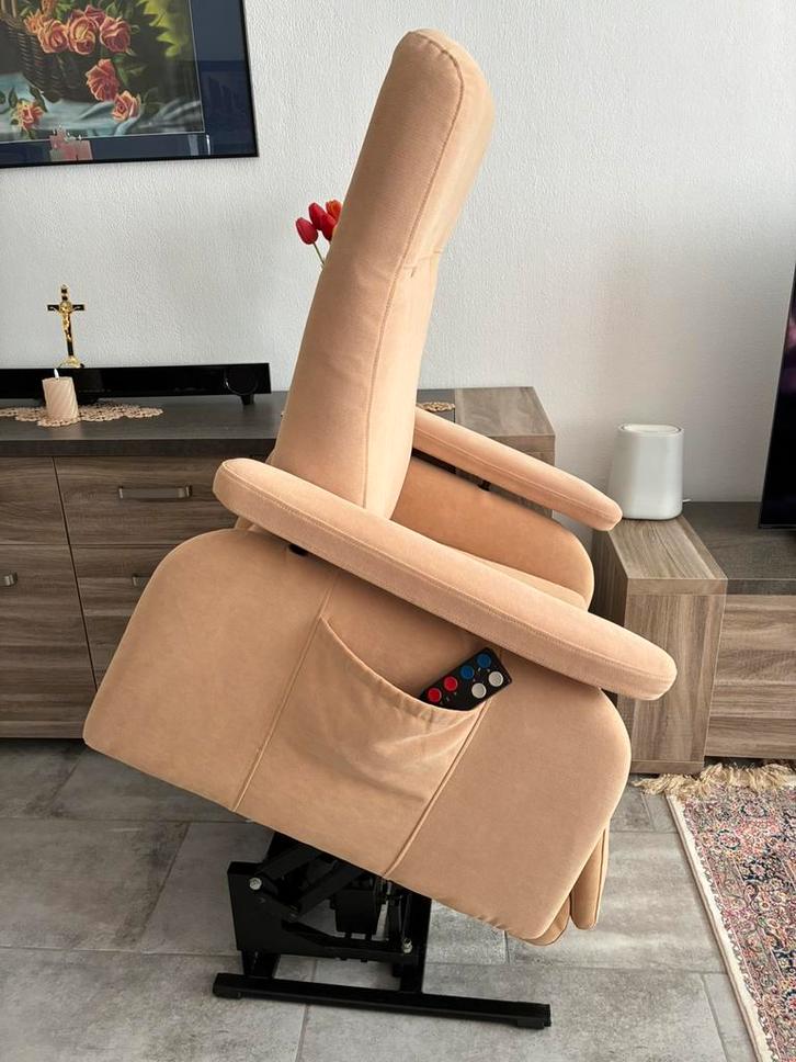 Te koop Elektrische sta op Relaxstoel , crème kleur ,, Huis en Inrichting, Fauteuils, Zo goed als nieuw, 50 tot 75 cm, 75 tot 100 cm