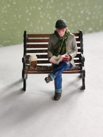 Lemax Lezende Man - Kerstdorp Figuur beschikbaar voor biedingen