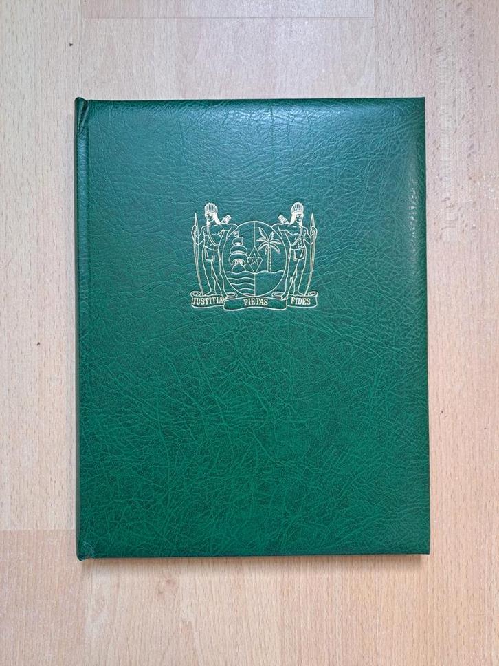 Postzegelalbum Suriname speciale uitgifte met zegels 1984-88, Postzegels en Munten, Postzegels | Nederland, Postfris, Na 1940