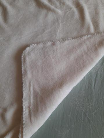 Een heerlijk zachte baby-deken. Maat 155 x 130.
Kleur zacht/ beschikbaar voor biedingen