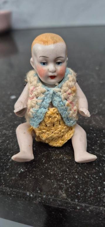 Antiek Porseleinen Baby Popje beschikbaar voor biedingen