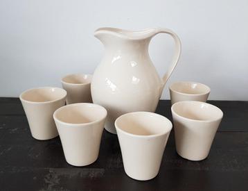 Mooie vintage schenkkan met 6 bekers, roomwit beschikbaar voor biedingen