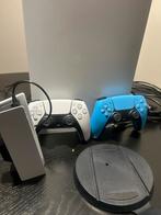 PLAYSTATION 5 SLIM+ 2 CONTROLLERS + LAADSTATION + PS5 HOUDER, Ophalen of Verzenden, Zo goed als nieuw