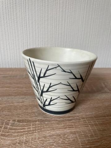 Bloempot met rondom afbeeldingen van takken beschikbaar voor biedingen