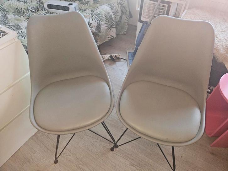2 Eetkamerstoelen - Zelf Gespoten Onderstel, Huis en Inrichting, Stoelen, Gebruikt, Twee, Kunststof, Metaal, Grijs, Ophalen of Verzenden