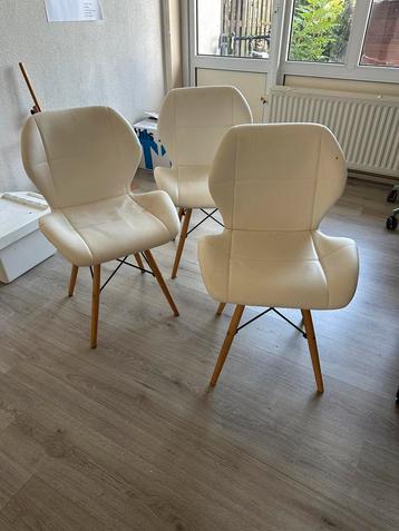 3x witte stoelen